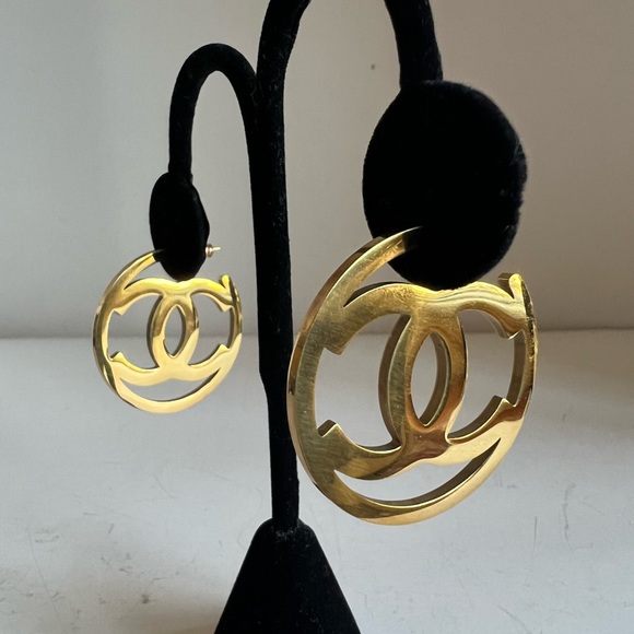 Fabulous goldtone hoop earrings!